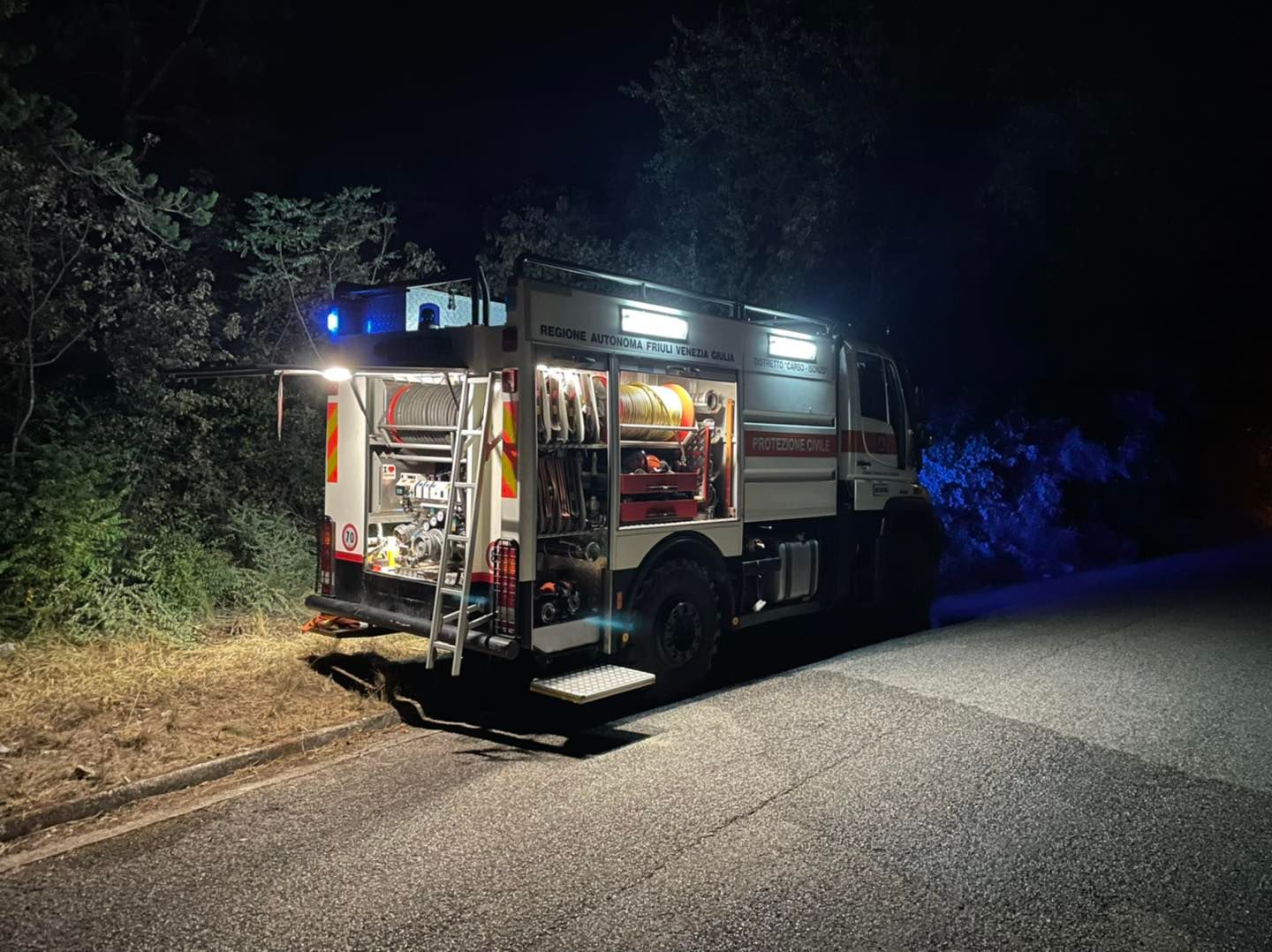 Incendi sotto controllo, veicoli e ciclisti intralciano i soccorsi sul Vallone